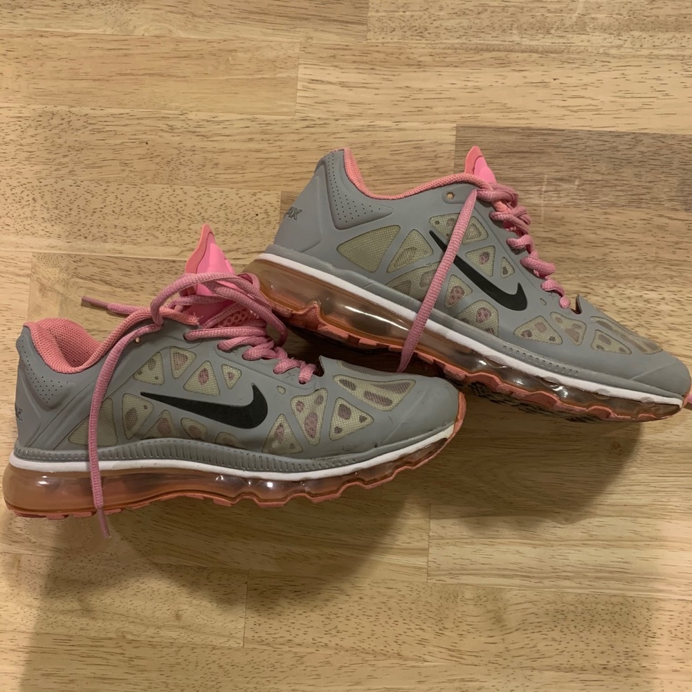 Gray and pink Nike Air Max 6.5